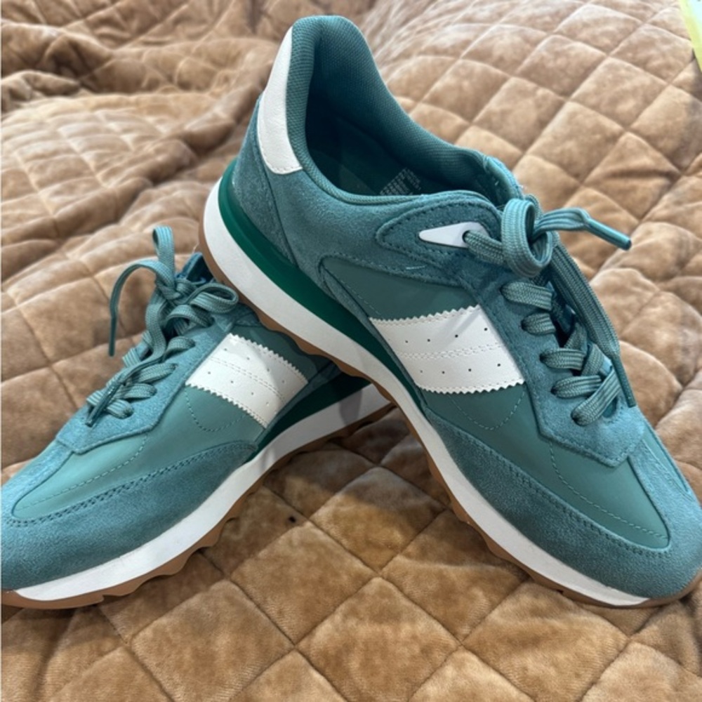 Teal/hunter green &White PERCIE Sneakers by STEVE MADDEN-step up your shoe game🎉